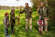 Ein Glück: Die Jungs haben nur eine Puppe auf dem Gewissen. Für Hubert und Girwidz heißt das jedoch: Der Mörder des Toten am Waldrand ist noch nicht gefasst. (V.l.n.r.:) Quirin Tauchfelder (Marinus Staber), Alois Jr. Tauchfelder (Sepp Staber), Franz Hubert (Christian Tramitz) und Reimund Girwidz (Michael Brandner). Ein Glück: Die Jungs haben nur eine Puppe auf dem Gewissen. Für Hubert und Girwidz heißt das jedoch: Der Mörder des Toten am Waldrand ist noch nicht gefasst. (V.l.n.r.:) Quirin Tauchfelder (Marinus Staber), Alois Jr. Tauchfelder (Sepp Staber), Franz Hubert (Christian Tramitz) und Reimund Girwidz (Michael Brandner).