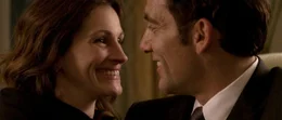 Ray Koval (Clive Owen, r.) und Claire Stenwick (Julia Roberts, l.) treffen nach f&uuml;nf Jahren wieder aufeinander. Ihre gemeinsame Vergangenheit l&auml;sst sie nicht unber&uuml;hrt, doch nun verfolgen sie dasselbe Ziel: An eine geheime Formel gelangen, dessen Erst- Patentierung eine Menge Geld einbringen wird. Sie ermitteln als Spione ...