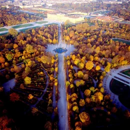 Universum "Sch&ouml;nbrunn - Quelle der Sch&ouml;nheit". Sch&ouml;nbrunn - hier durchdringen einander Architektur und Park, Natur und Kunst. Das Schloss und seine G&auml;rten sind feudales Spiegelbild seiner einstigen Bewohner, ein Zaubergarten voller botanischer Sch&auml;tze und zugleich gez&auml;hmte Wildnis, die den Herrschaftsanspruch der Habsburger &uuml;ber Mensch und Natur entsprach. Mit seiner einzigartigen Bildtechnik entf&uuml;hrt Georg Riha den UNIVERSUM-Zuseher auf eine Traumreise durch Jahrhunderte &ouml;sterreichischer Geschichte, von Maria Theresia bis Sisi.