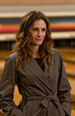 Die ehemalige CIA-Agentin Claire Stenwick (Julia Roberts) setzt alles daran, an eine geheime Formel zu gelangen, dessen Erst-Patentierung einen ganzen Haufen Geld einbringen wird ...