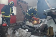 Feuerwehrleute l&ouml;schten das Feuer des brennenden Flugzeugs nach dem Unfall.