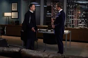 Harvey (Gabriel Macht, r.) und Mike (Patrick J. Adams) arbeiten gemeinsam an einer Sammelklage, was beide an ihre Grenzen bringt. Wessen Interessen werden siegen?
