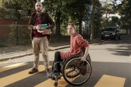 Karla (Paula Hartmann) und ihr Lehrer Herr Rohwein (Michael Krabbe) werden beinahe vom LKW angefahren.
