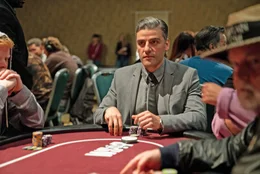 Hochkonzentriert und souver&auml;n verfolgt William (Oscar Isaac) das Pokerspiel.