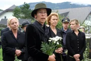 Im Bild (v.li.): Brigitte Kren (Maria), Adele Neuhauser (Julie), Gaby Dohm (Henriette), Raimund Wallisch (Paulmichl), Martina Poel (Sabine). Im Bild (v.li.): Brigitte Kren (Maria), Adele Neuhauser (Julie), Gaby Dohm (Henriette), Raimund Wallisch (Paulmichl), Martina Poel (Sabine).