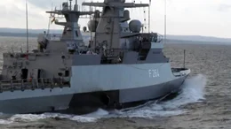 Die Korvette Ludwigshafen am Rhein (F 264) bei einem &Uuml;bungsman&ouml;ver auf der Ostsee.