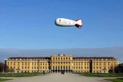 Universum "Sch&ouml;nbrunn - Quelle der Sch&ouml;nheit". Sch&ouml;nbrunn - hier durchdringen einander Architektur und Park, Natur und Kunst. Das Schloss und seine G&auml;rten sind feudales Spiegelbild seiner einstigen Bewohner, ein Zaubergarten voller botanischer Sch&auml;tze und zugleich gez&auml;hmte Wildnis, die den Herrschaftsanspruch der Habsburger &uuml;ber Mensch und Natur entsprach. Mit seiner einzigartigen Bildtechnik entf&uuml;hrt Georg Riha den UNIVERSUM-Zuseher auf eine Traumreise durch Jahrhunderte &ouml;sterreichischer Geschichte, von Maria Theresia bis Sisi.