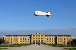 Universum "Sch&ouml;nbrunn - Quelle der Sch&ouml;nheit". Sch&ouml;nbrunn - hier durchdringen einander Architektur und Park, Natur und Kunst. Das Schloss und seine G&auml;rten sind feudales Spiegelbild seiner einstigen Bewohner, ein Zaubergarten voller botanischer Sch&auml;tze und zugleich gez&auml;hmte Wildnis, die den Herrschaftsanspruch der Habsburger &uuml;ber Mensch und Natur entsprach. Mit seiner einzigartigen Bildtechnik entf&uuml;hrt Georg Riha den UNIVERSUM-Zuseher auf eine Traumreise durch Jahrhunderte &ouml;sterreichischer Geschichte, von Maria Theresia bis Sisi.