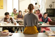 Jördis (Nadja Bobyleva) unterrichtet kisbekische Sprachschüler. Vorne rechts: Saida (Amira El Sayed). Jördis (Nadja Bobyleva) unterrichtet kisbekische Sprachschüler. Vorne rechts: Saida (Amira El Sayed).