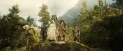 Nachdem Galadriel (Morfydd Clark, 2.v.l.) vor Sauron geflüchtet ist, wird sie von Arondir (Ismael Cruz Córdova, l.), Gil-galad (Benjamin Walker, 2.v.r.) und Elrond (Robert Aramayo, r.) gerettet.