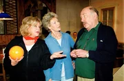 "Schlosshotel Orth", "Ein unschlagbares Team." Anna möchte mit Schimek kegeln gehen, doch Schimek verweigert strikt jede sportliche Betätigung. Maria Weber und die Damen des Kegelvereins "Concordia" bringen Schimeks Meinung jedoch bald ins Wanken. Da der Rückweg versperrt ist, müssen Felix und Max eine Nacht am Berg verbringen. Während die beiden ein Gespräch von Vater zu Sohn führen, entdecken Ruth und Alexander, dass sie weit mehr verbindet als die Einrichtung des Hauses. Im Bild (v.li.): Marianne Mendt (Maria Weber), Lotte Ledl (Anna Kofler), Hans Kraemmer (Josef Schimek).