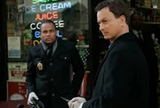 Arbeiten an einem neuen Fall: Det. Mack "Mac" Taylor (Gary Sinise, r.) und Dr. Sheldon Hawkes (Hill Harper, l.)