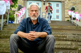 Wilhelm Sch&uuml;rmann (J&uuml;rgen Prochnow) ist von Felix (Marinus Hohmann, hinten) genervt.