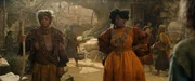 Gundabale (Tanya Moodie, r.), die Anführerin der Starren, und ihr Stammesgenosse Marmadas (Peter Landi, l.) sind nicht gerade begeistert, als die Harfüßerinnen Nori und Magsi in ihrem Dorf auftauchen.
