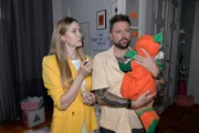 Jessica (Nina Ensmann) merkt, dass sich John (Felix von Jascheroff) auf keine Kompromisse mit Zoe einlassen wird. Jessica (Nina Ensmann) merkt, dass sich John (Felix von Jascheroff) auf keine Kompromisse mit Zoe einlassen wird.