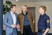 Die Kommissare Hansen (Igor Jeftić, l.) und Stadler (Dieter Fischer, M.) erfahren von Polizeihauptmeister Mohr (Max Müller, r.), dass das Opfer privat und nicht beruflich zu Gast im Hotel war.