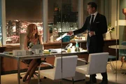 Harvey (Gabriel Macht) ist wegen eines Falles und der Geheimhaltung gegenüber Donna (Sarah Rafferty) angespannt, was zu einer schwierigen Situation führt.