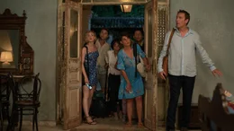 l-r: Elena Kampouris als Paris Miller, Elias Kacavas als Aristotle, Andrea Martin als Tante Voula, Nia Vardalos als Toula Portokalos-Miller, Louis Mandylor als Nick Portokalos, John Corbett als Ian Miller