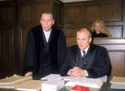 Ihr eigener Vater (Dietrich Mattausch, re.), ein Rechtsanwalt, übernimmt Natalies (Diana Amft, hi.) Verteidigung vor Gericht. Doch Oberstaatsanwalt Lotze (Henry van Lyck) glaubt den beiden nicht...