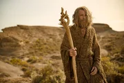 Der Fremde (Daniel Weyman) kommt zu seinem Zauberstab und zu seinem Namen: Gandalf.