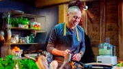 Michel Roux jr. bereitet – inspiriert vom Restaurant „Cook House“ – einen Fisch-Burger mit Kräuterdip zu.