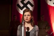 Der Tag, der ihr zum Verhängnis wird: Sonja Schadt (Josefine Preuß) muss vor den Flaggen der Nazis sprechen.