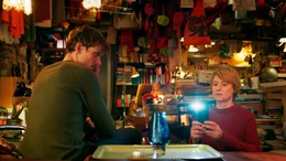 Marlen (Corinna Harfouch, r.) und Fynn (Daniel Str&auml;&szlig;er, l.) fotografieren die Gegenst&auml;nde zur Erinnerung.