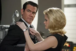 Der junge Agent K (Josh Brolin) wird von der jungen O (Alice Eve) f&uuml;r eine wichtige Mission vorbereitet.