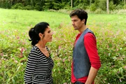 Doris (Simone Ritscher, l.) schafft es, den aufgewühlten Konstantin (Moritz Tittel, r.) dazu zu bringen, sich bei Theresa zu entschuldigen.