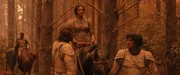 Míriel (Cynthia Addai-Robinson) hat den Vulkanausbruch zwar überlebt, aber ihr Augenlicht verloren. Elendil (Lloyd Owen, 2.v.l.) und Valandil (Alex Tarrant, r.) helfen ihr.
