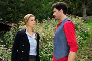 Konstantin (Moritz Tittel, r.) gesteht Theresa (Ines Lutz, l.), wer er wirklich ist ...