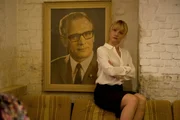 Dr. Eckart (Christina Große) kommt dem Bild von Honecker gefährlich nahe. Dr. Eckart (Christina Große) kommt dem Bild von Honecker gefährlich nahe.