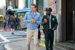 Der Bankangestellte Guy (Ryan Reynolds, l.) und der Sicherheitsmann Buddy (Lil Rel Howery, r.) sind beste Freunde in "Free City".