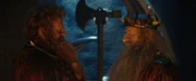 Zwergenkönig Durin III. (Peter Mullan, r.) will herausfinden, was die Elben im Schilde führen. Er schickt seinen Sohn Prinz Durin IV. (Owain Arthur, l.) nach Lindon.