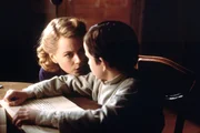 L-R: Grace (Nicole Kidman) und Nicholas (James Bentley)