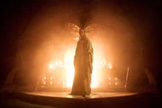 Sauron (Charlie Vickers) nimmt die Gestalt des Elbenwesens Annatar an, um Einfluss auf Celebrimbor auszuüben.