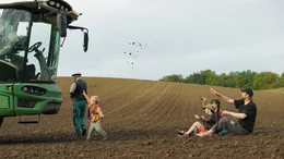 Josef (Martin Pechl&aacute;t) mit seinen Kindern bei einem Widerstand gegen das Vorhaben von Viktor