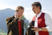 Mitten in den Proben der Musikkapelle erreicht Hans (Heiko Ruprecht, li.) und Martin (Hans Sigl) ein Notruf.
