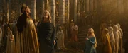 Cirdan (Ben Daniels, 2.v.l.) hat die Ringe zurück nach Lindon gebracht. Er selbst, der Hohe König Gil-galad (Benjamin Walker, l.) und Galadriel (Morfydd Clark, im Vordergrund r.) stecken sie sich an und beobachten die Auswirkungen.
