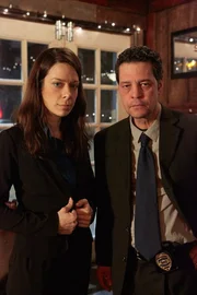 Die Detectives Kim Meyer und Pedro Ortega-Mendoza stehen in der Bar Echo Tap.
