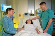 Dr. Kaminskis (Udo Schenk, rechts) Enkel Jack (Franz Hagn, Mitte) wird vor seinem Rückflug nach Australien in die Sachsenklinik eingeliefert. Dem Jungen geht es sehr schlecht und die Nerven von Kaminskis Sohn, Fabian Althaus (Daniel Krauss), liegen blank.