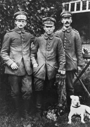 Ende 1916 wurde der Gefreite Adolf Hitler (r.) an der Westfront von einem Granatsplitter getroffen. Mehrere Wochen kurierte er sich im Sanatorium in Beelitz aus.