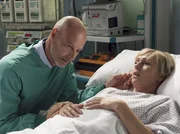 Marc Backus (Simon Licht) hat über den Kopf seiner Frau Sabine (Dana Golombek) entschieden; Sabine wacht nach der OP geschockt auf. Marc Backus (Simon Licht) hat über den Kopf seiner Frau Sabine (Dana Golombek) entschieden; Sabine wacht nach der OP geschockt auf.