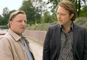 Boris Stettenkamp (Aleksander Jovanovic) ist das schwarze Schaf der Familie. Kommissar Frank Thiel (Axel Prahl, li) gegenüber gibt er sich auskunftsfreudig.
