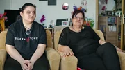 „Schimmel ist wie Gift“, anders kann Brigitte (re.) ihren Ärger über die schwarzen Wände im Zimmer ihrer Tochter Nicole (li.) nicht ausdrücken. Aus ihrer alten Wohnung sind sie wegen eines Schimmelproblems geflüchtet, in der neuen Wohnung geht das Spiel von vorne los.