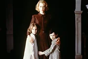 L-R: Anne (Alakina Mann), Grace (Nicole Kidman) und Nicholas (James Bentley)