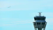 Drei unterschiedliche Piloten kontaktierten die Flugverkehrskontrolle am Flughafen Shannon wegen der Beobachtung eines unbekannten Flugobjekts am Horizont vor der Westküste Irlands.