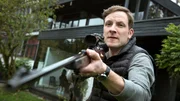Markus Gelden (Martin Geisen) stürmt mit dem Jagdgewehr hinter dem Mörder seines Vaters her.