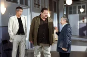 Polizeichef Balthasar (Peter Lohmeyer, r.) stellt die Kommissare Hofer (Josef Hannesschläger, mi.) und Satori (Markus Böker) zur Rede, denn für ihn gehen die Ermittlungen nicht zügig genug voran.