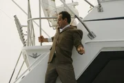 Obwohl er Angst vor dem Wasser hat und nicht besonders gut schwimmen kann, führen seine Ermittlungen Monk (Tony Shalhoub) an Bord eines Bootes. Der Mörder ist ebenfalls an Bord und trachtet ihm nach dem Leben.